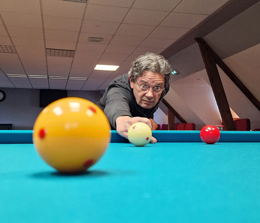 Joueur au billard dans la salle du club